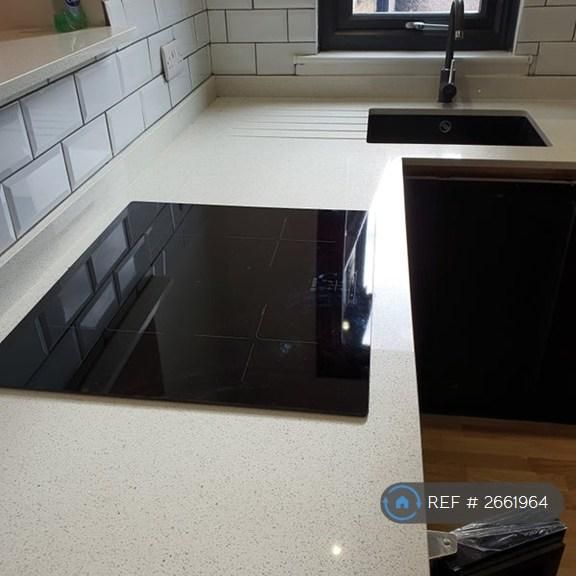 1 bedroom in a flat share to rent - Photo 1