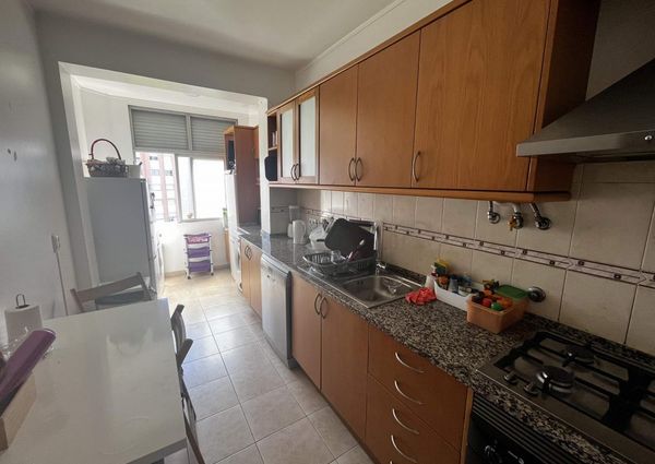 Quarto individual com varanda perto do metro linha azul