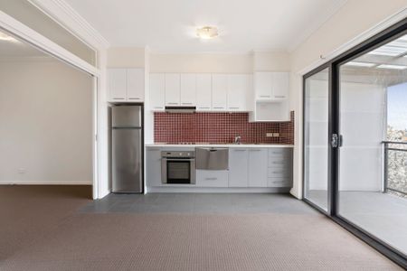 Stylish Two-Bedroom Apartment with Private Balcony - Photo 5