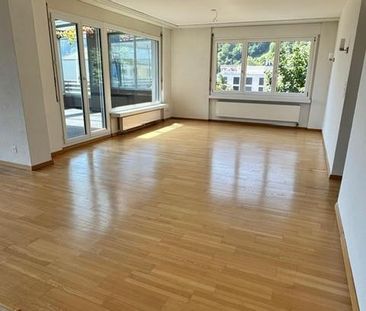 Zu vermieten in ruhigem Quartier helle 5.5 Zimmer Attikawohnung - Photo 2