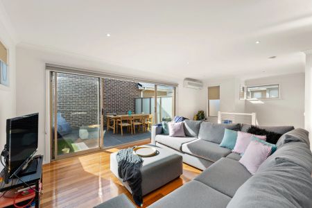 Stylish & Spacious Town Residence in Prime Location - Photo 2