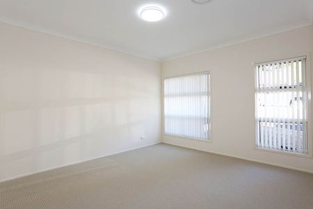 Beautiful and Comfortable Family Home in Convenient Location ! - Photo 2