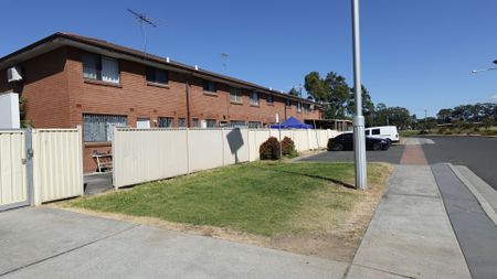 Stunning Renovated Townhouse – a Must-See! - Photo 3