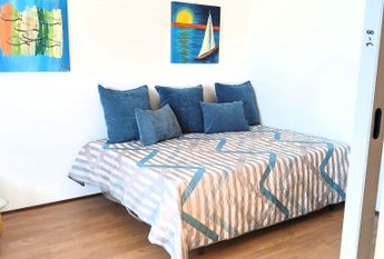 Furnished and equipped T0 flat next to Wisteria!