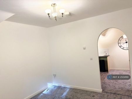 2 bedroom flat to rent - Photo 2