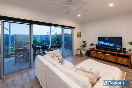 STUNNING TOWNHOUSE IN SUPERB LOCATION! - Photo 2