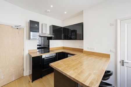 1 Bed Flat - Photo 2