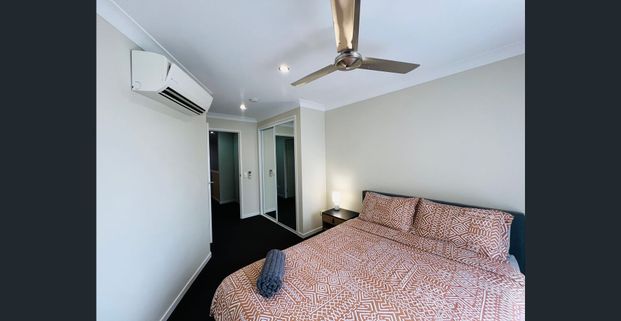 MODERN & F -ULLY FURNISHED 3-BED, 2-BATH TOWNHOUSE! - - Photo 1