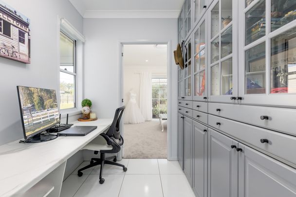 A Home of Distinction - Where Elegance Meets Everyday Life - Photo 1