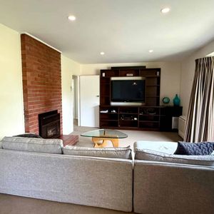 FULLY FURNISHED EXTRA SPACIOUS FAMILY HOME IN PRIME LOCATION! - Photo 2