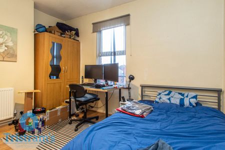 4 bed Mid Terraced House for Rent - Photo 5