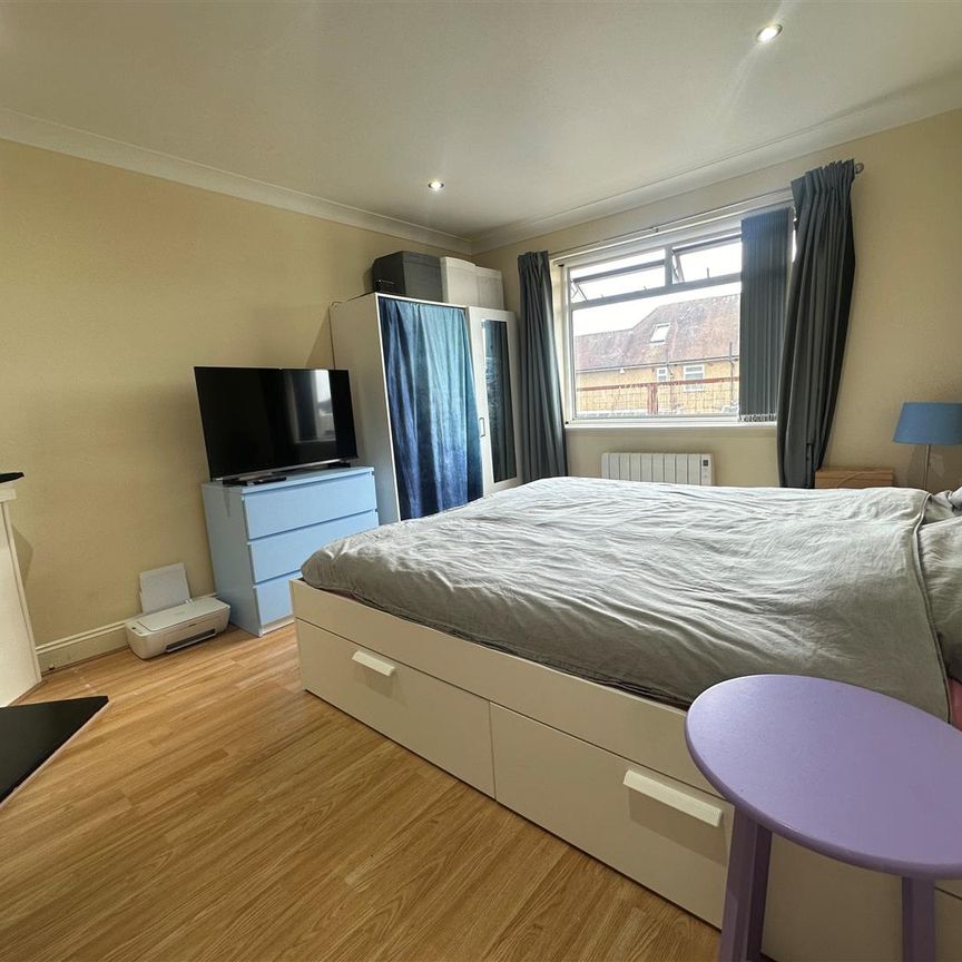 Moneyhill Parade, Rickmansworth - Photo 1