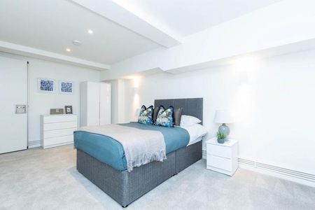 spacious 1 bedroom warehouse conversion with bi folding partition wall - Photo 2