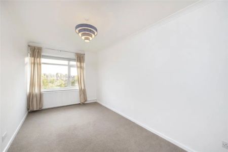 3 bedroom flat in Barnes - Photo 2