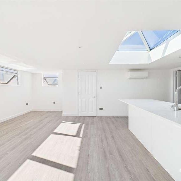 Carnarvon Road, South Woodford, London, E18 - Photo 1