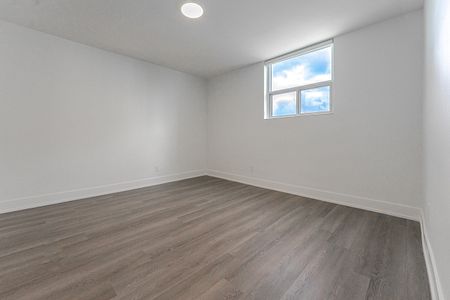 Large, Luxurious, Completely Renovated Large Two Bed Apartment in East York - Photo 4