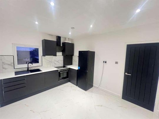 Palmerston Crescent, London, N13 - Photo 1