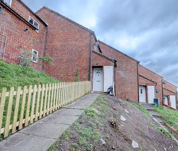 3 bedroom mid terraced house to rent, - Photo 6