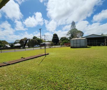 THREE BEDROOM HOME CLOSE TO SCHOOLS! - Photo 1