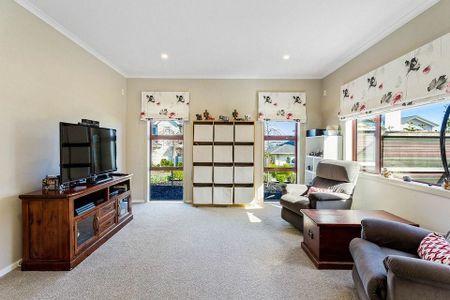 Charming 4BR Family Home in Millwater! - Photo 3
