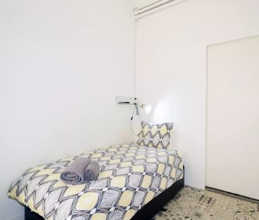 Room in a shared 11-bedroom apartment for rent in Vila de Gràcia, perfect for students and professionals. - Foto 5