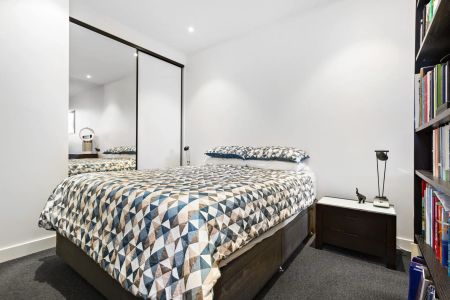 Stunning, East-facing 2 bedroom in prestigious Eminence - Photo 2