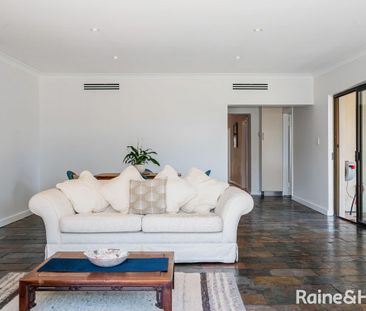 A prime location and a fabulous makeover… a home where the timeless... - Photo 3