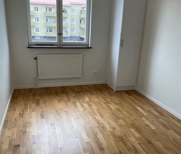 Heljestrandsgatan, Eskilstuna - Photo 2