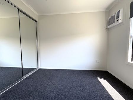 MODERN LIVING IN MOUNT LOW - 4 BEDROOMS + MEDIA ROOM - Photo 2
