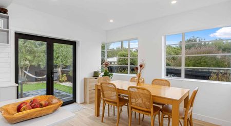 Tastefully renovated art deco house - Photo 5