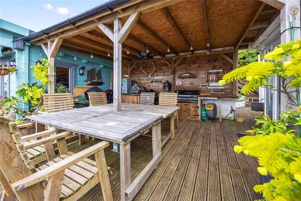 4 bedroom semi-detached house to rent - Photo 1