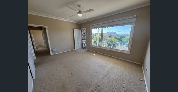 Views to the Hunter River.. Retro Fitout… Updated Bathroom - Photo 1