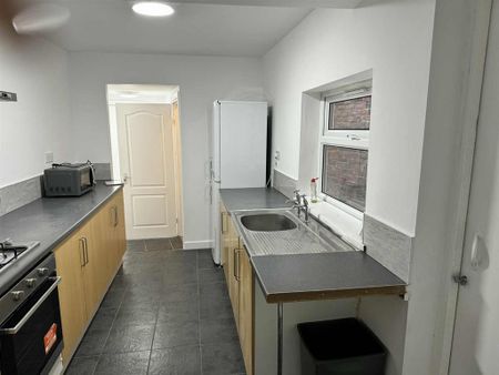 3 bedroom flat to rent - Photo 4