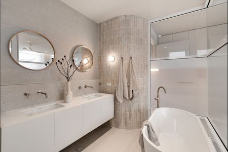 Brand new 3 bedroom luxury living - Photo 5