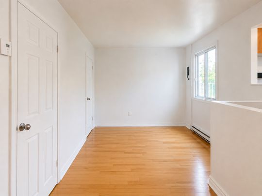 Appartement 1 chambre entièrement rénové au 2e étage avec espace de rangement - Photo 1