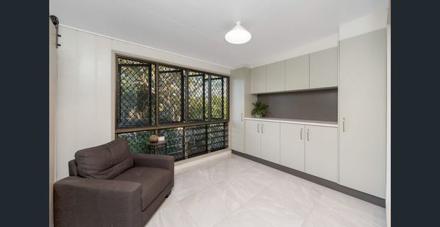 Rasmussen Retreat: Stylish Highset Home with Solar Power & Poolside Luxury! - Photo 1