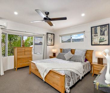 Beautifully Maintained Upstairs Unit In Outstanding Location!! - Photo 5