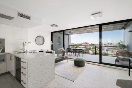 Inner-City Sub-Penthouse with Sweeping District Views - Photo 2