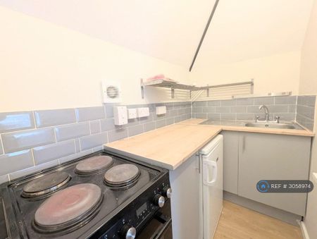 1 bedroom in a house share to rent - Photo 4