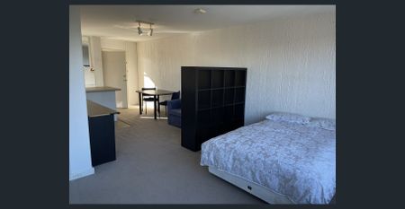 Studio in Ideal Location - Photo 3