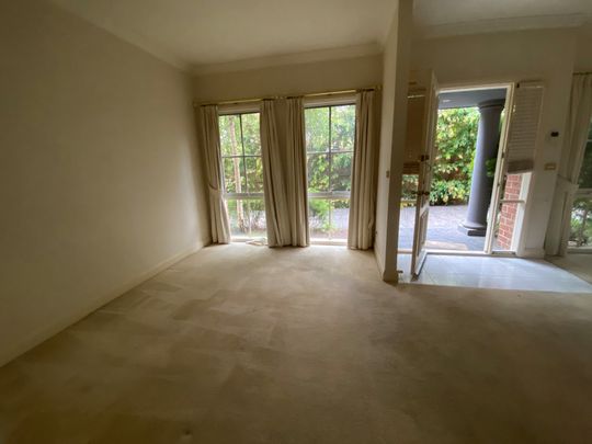 Spacious, Three Bedroom Townhouse in the Heart of Kew - Photo 1