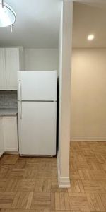 2696 LAKE SHORE BLVD. W. 4 - SPACIOUS 2BR/1BATH, LAUNDRY, STEPS TO TTC - Photo 3