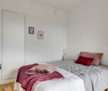 Lys bolig med to værelser, egen altan og indbyggede skabe. Perfekt ... - Foto 3