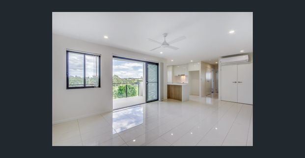 Top floor apartment overlooking parklands with views to of Brisbane city skyline. - Photo 1