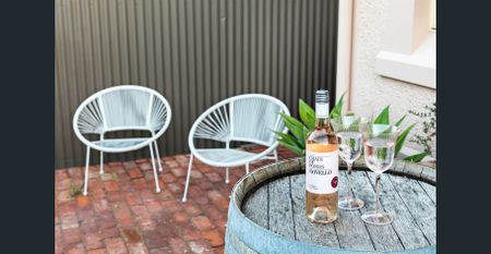 Fully Furnished - Spacious and Stylish Maisonette, Metres From Henley Square 6-12 month lease options. - Photo 4