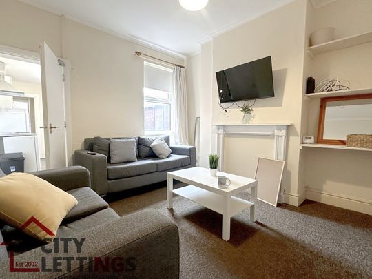 5 Bedroom Mid Terraced House - Photo 1