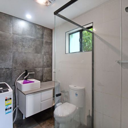 Modern One-Bedroom Flat in Lurnea - Photo 4
