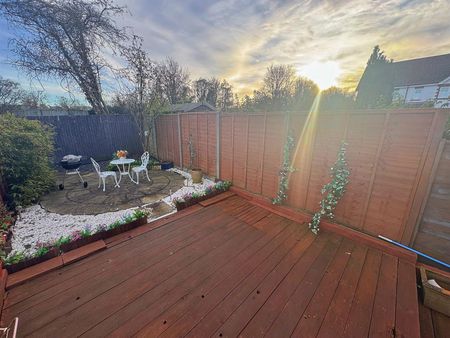 Highdowns, Hatch Warren, Basingstoke - Photo 3