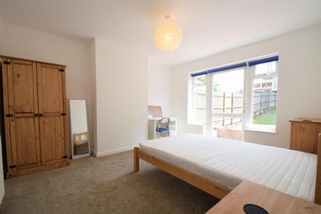 4 bedroom detached house to rent - Photo 2