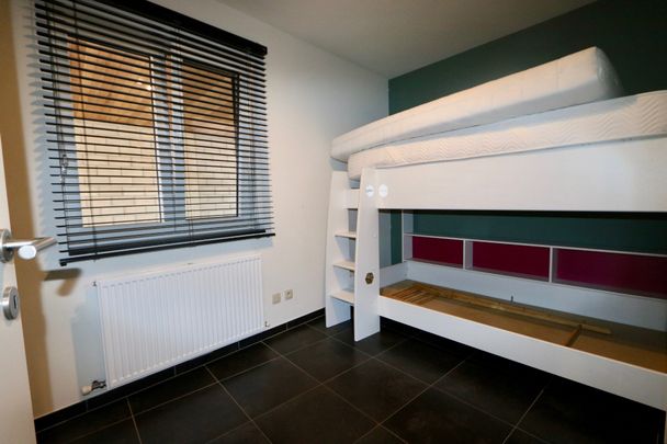 Ruim appartement met 2 slaapkamers, autostaanplaats en carport. - Photo 1